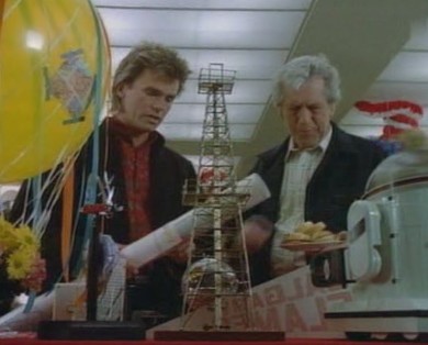 Angus MacGyver Trucs et Astuces - 2x20 Les Copains - Mac et Harry avec la Montgolfi�re et la Carte de l'�pisode 1x02, et le Puits de P�trole de l'�pisode 1x08.